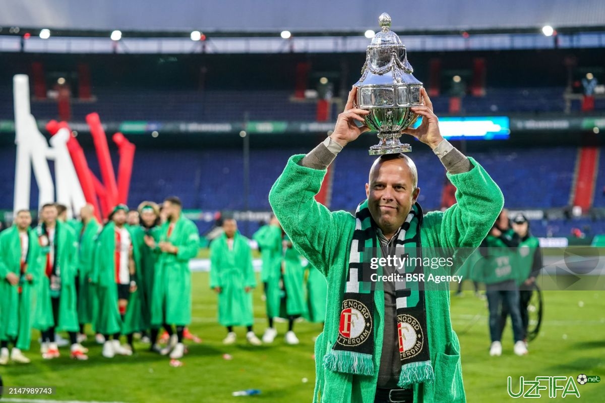                           "Feyenoord" bosh murabbiyi top-klublardan birida ish boshlashi mumkin		- uzfifa.net.
