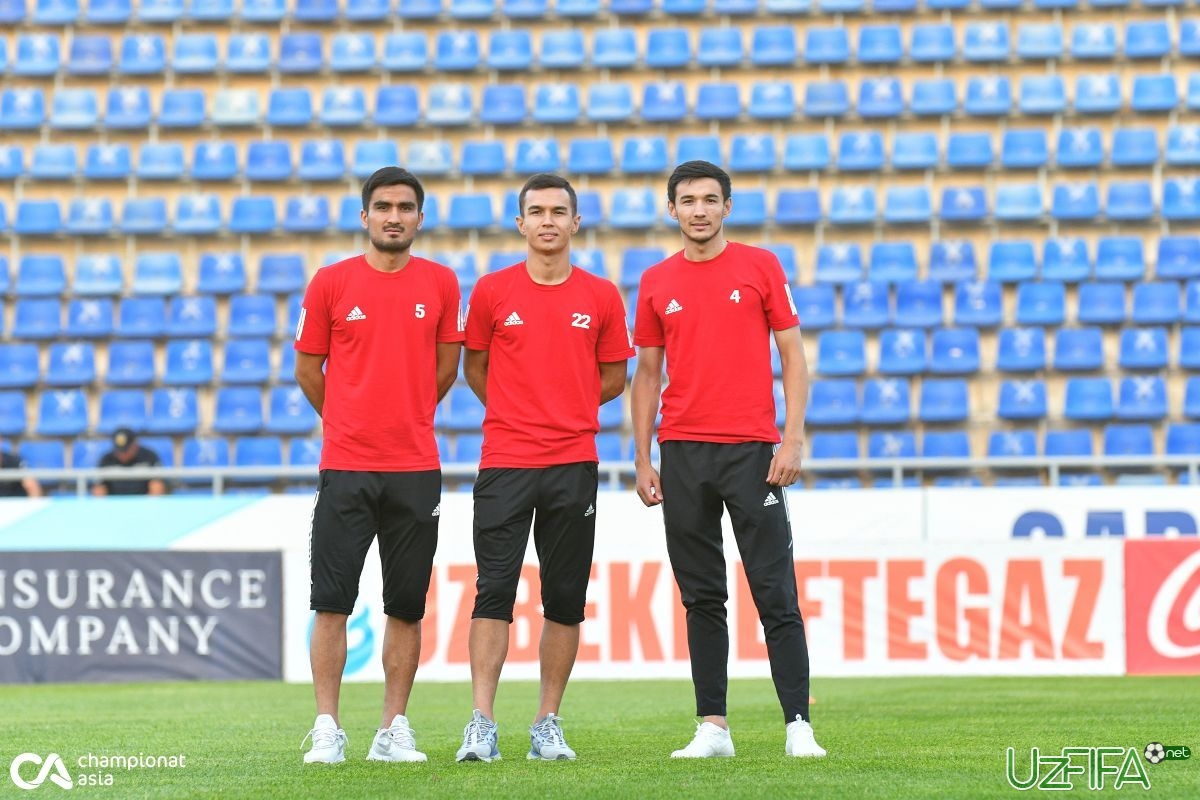               Foto             "Nasaf" va AGMK futbolchilari "Markaziy" stadioniga etib kelishdi		- uzfifa.net.