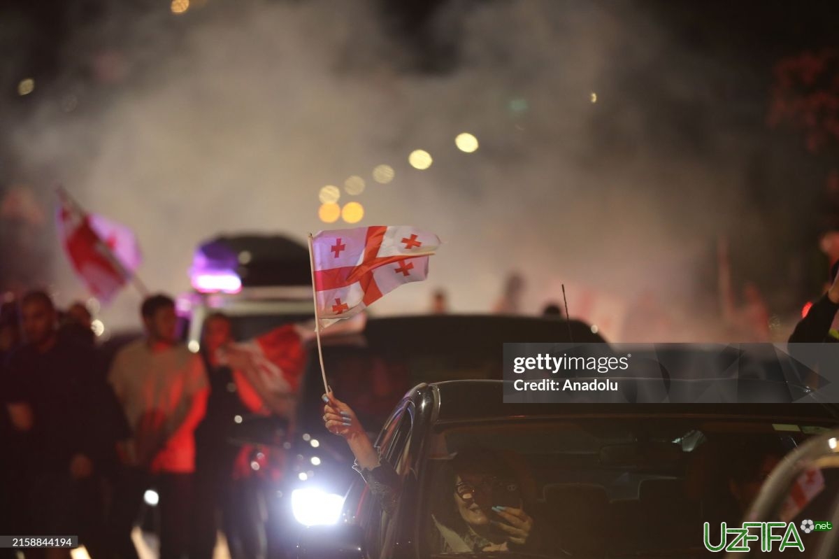               Foto             Gruziya pley-offga chiqdi, odamlar esa ko'chaga		- uzfifa.net.