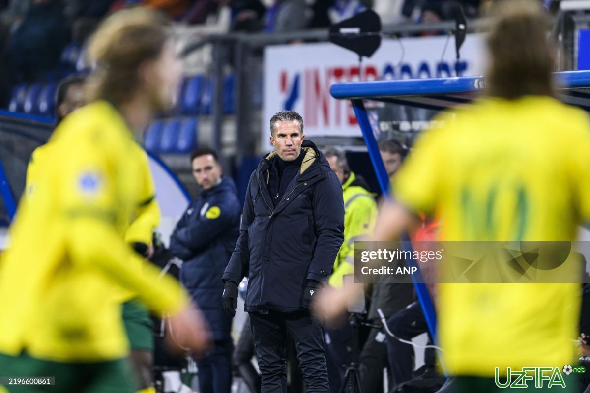 Foto Niderlandiya futbolida mojaro. Van Persi jamoasi raqib 12 kishi bo'lib maydonda harakat qilgan bahsning so'nggi daqiqalarida gol o'tkazib yuborib, g'alabani qo'ldan boy berdi - uzfifa.net.