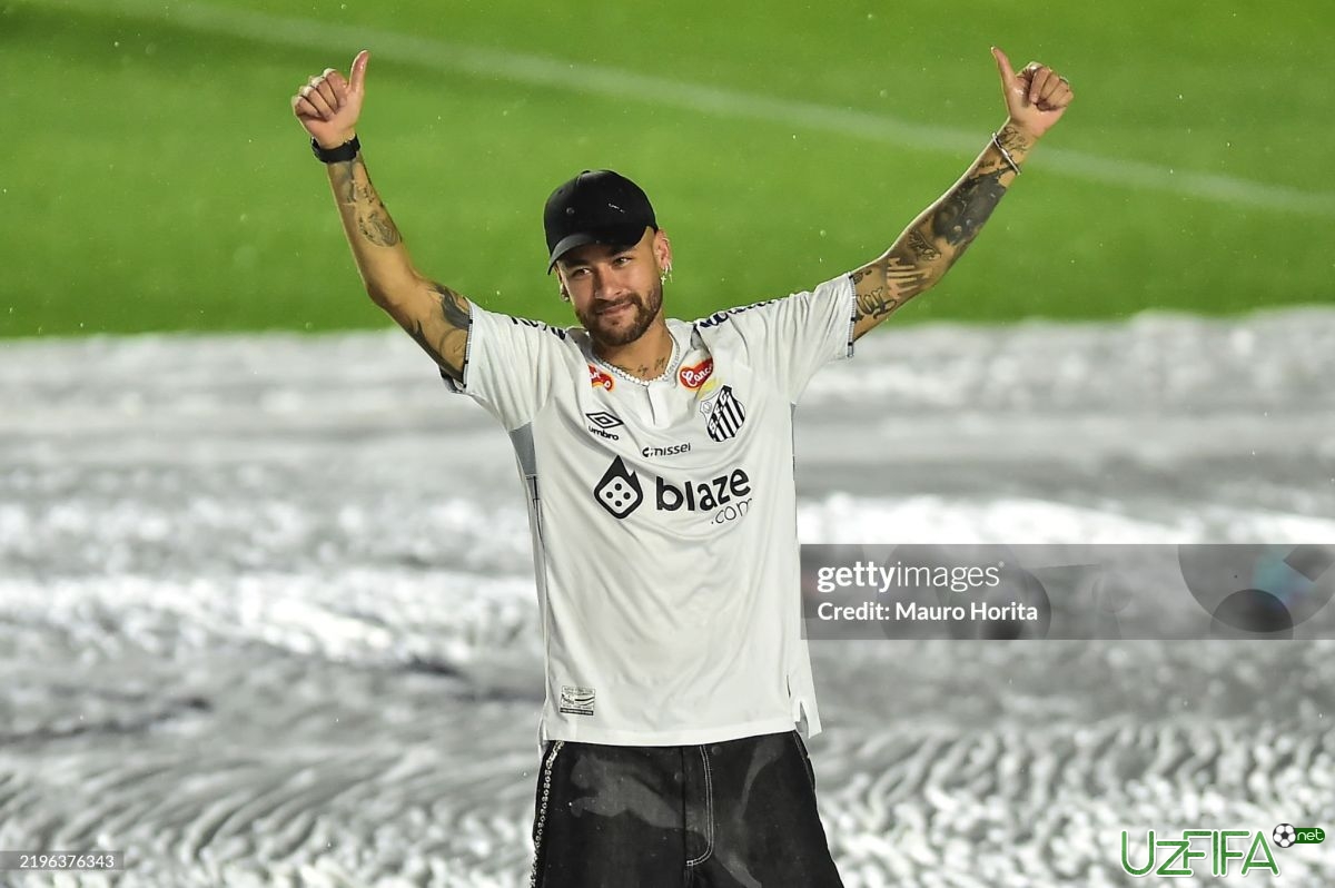 Neymar "Santos"dagi ilk mashg'ulotiga vertoletda keldi - uzfifa.net.