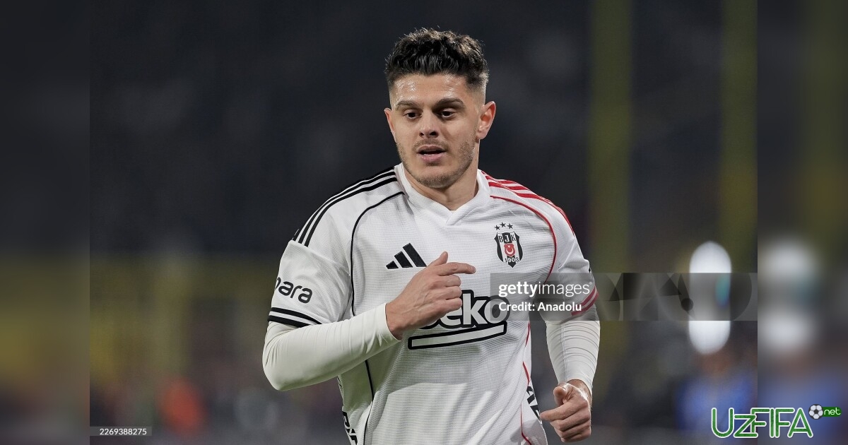 Bolakay futbolchining xotiniga sovg'a qilayotgan libosini "ilib ketdi"- uzfifa.net.