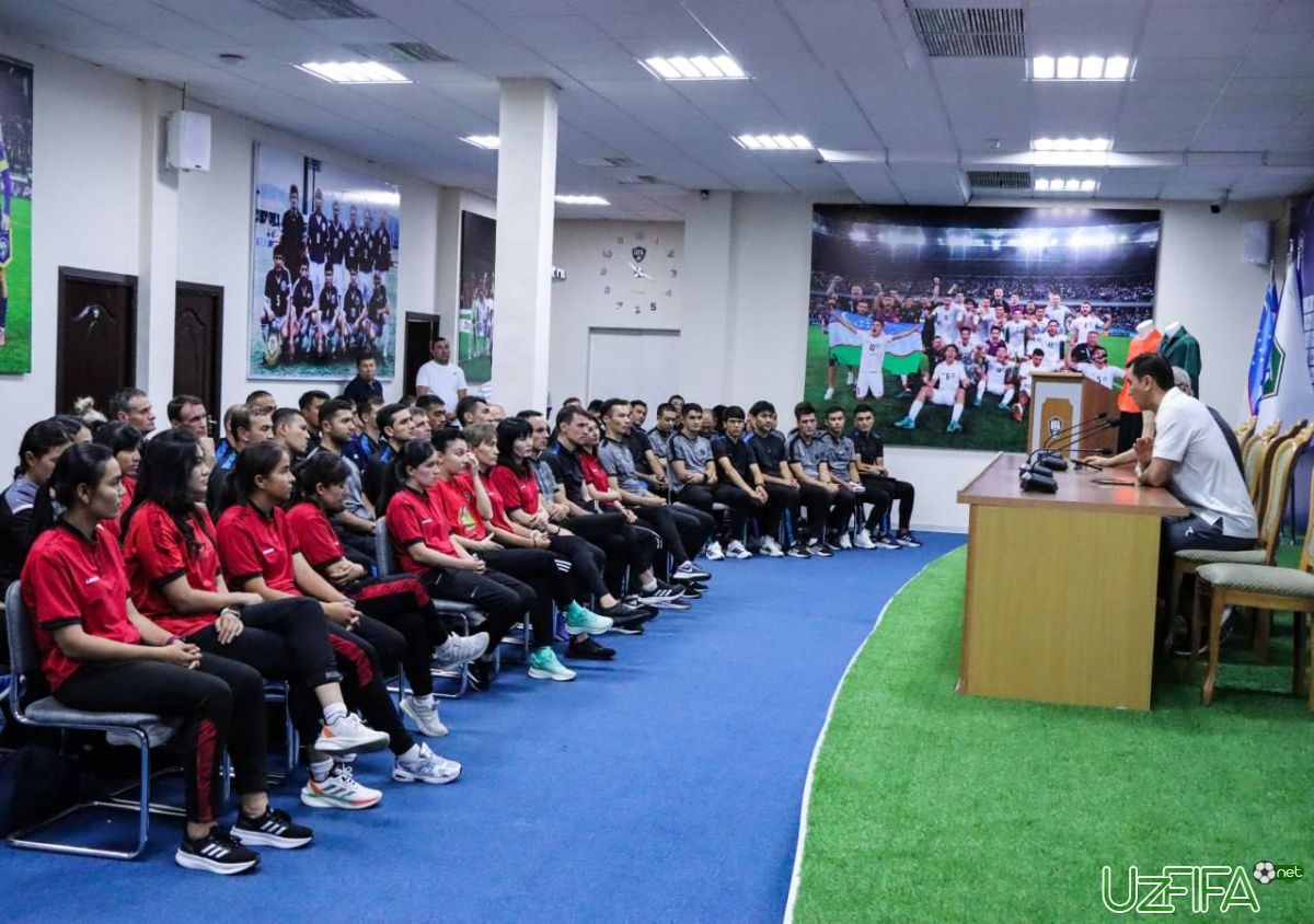 Hakamlarimiz yangi brend liboslarida maydonga tushadi - uzfifa.net.