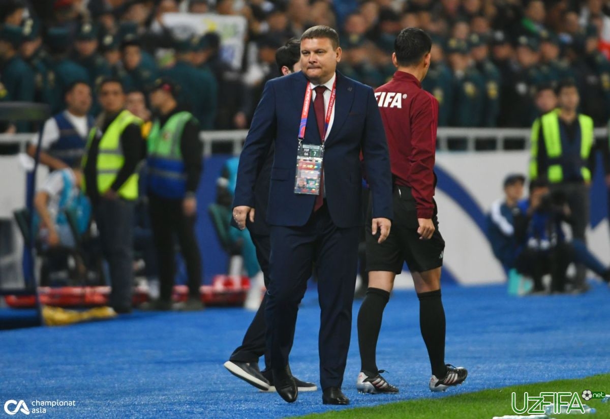 Rasman: Qirg'iz Respublikasi rossiyalik murabbiy bilan xayrlashdi - uzfifa.net.