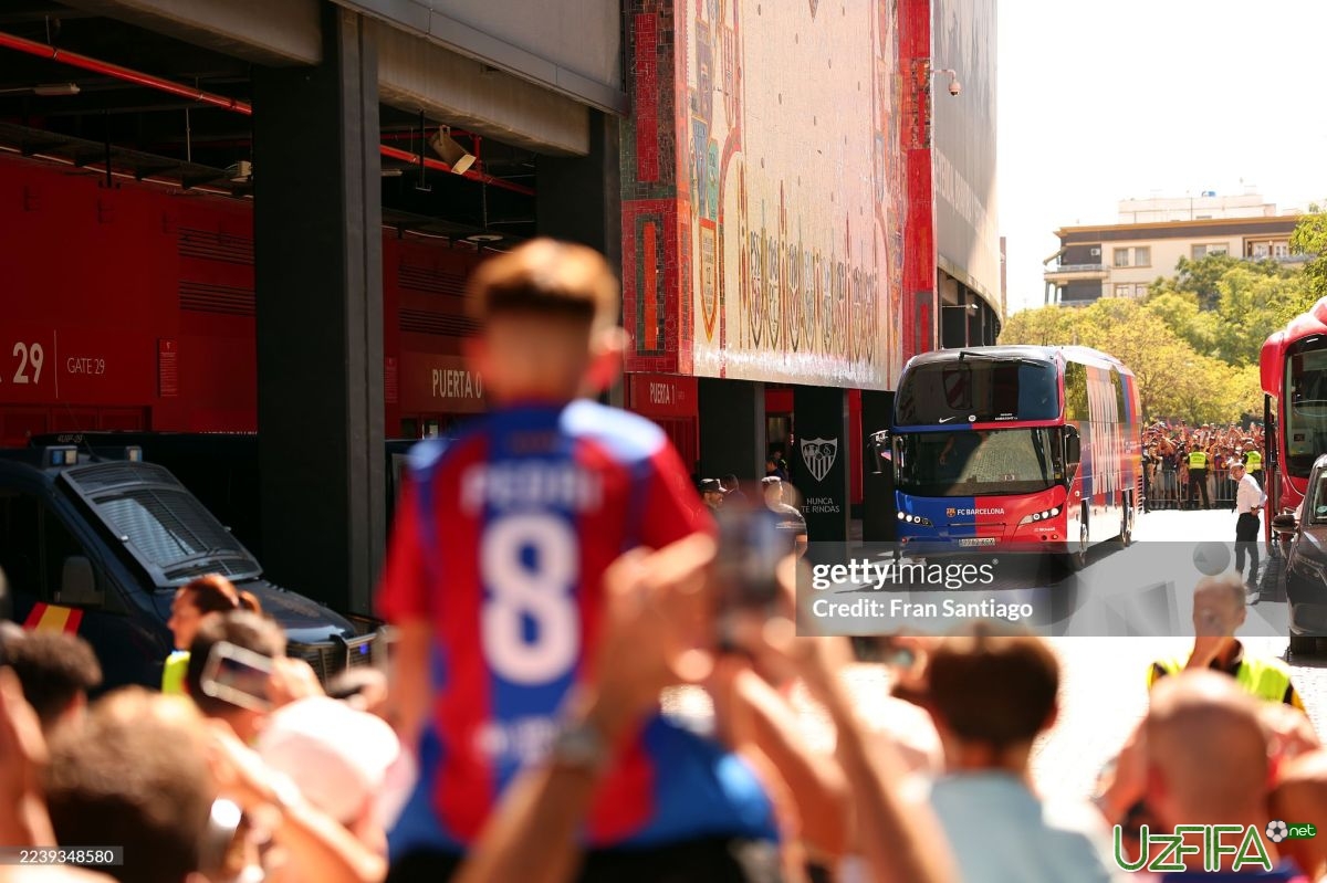               Foto             "Barselona" muxlislari avtobusi yonib ketdi		- uzfifa.net.