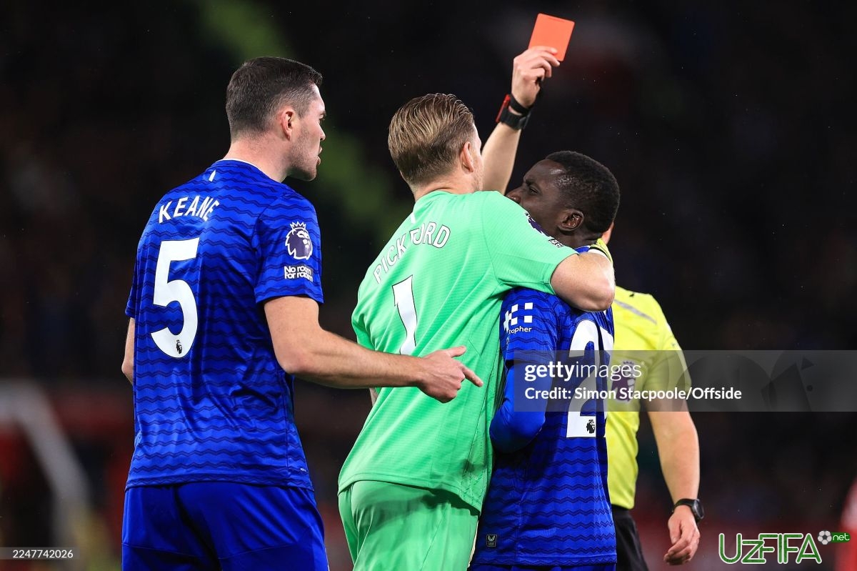 "Everton" futbolchisi jamoadoshiga shapaloq tushirgani uchun chetlatildi - uzfifa.net.