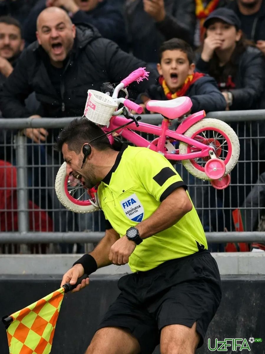                           Sharmandalik: Turkiyada muxlislar hakamning boshiga velosiped bilan zarba berishdi!		- uzfifa.net.